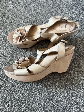 Clarks Women's Neutral Tan Floral Wedge Sandals eur size 4, USA 6,5